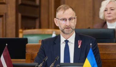 Švinka pēc kritikas par autobusu satiksmi saglabā amatu; ministrs norāda uz Šlesera interesēm