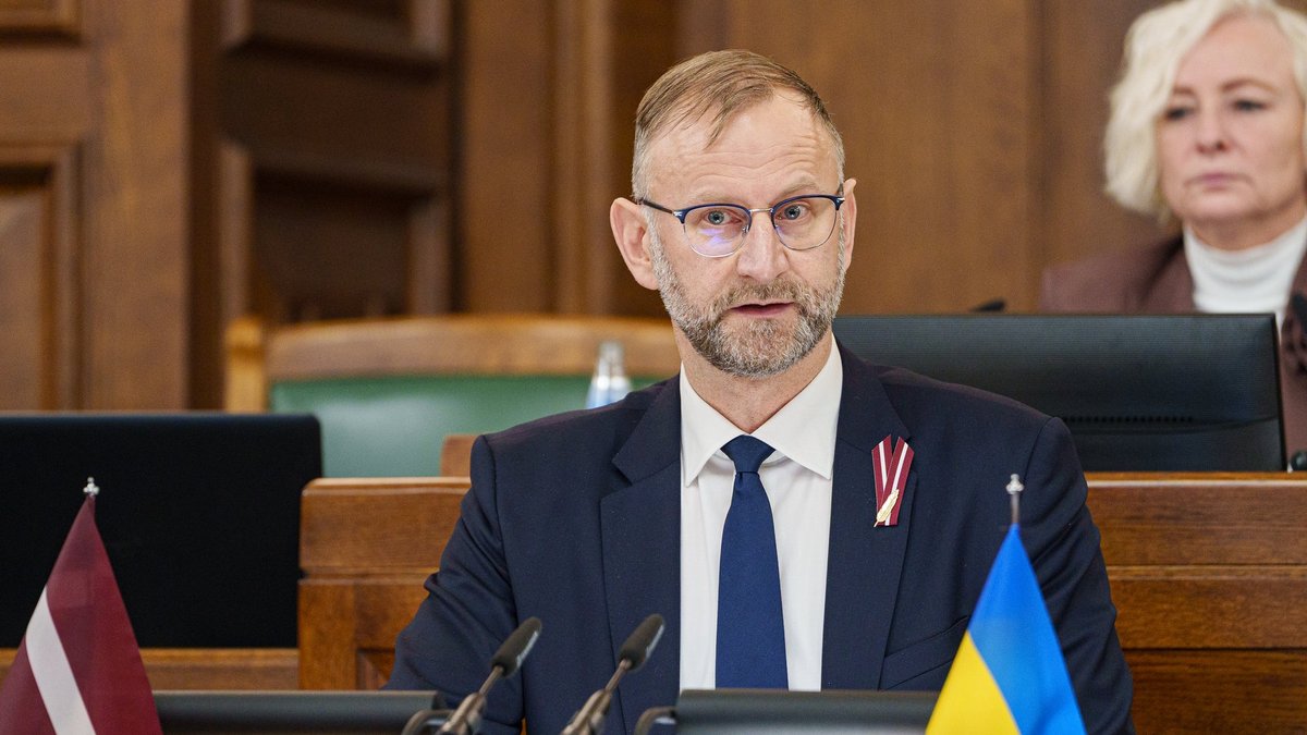 Švinka pēc kritikas par autobusu satiksmi saglabā amatu; ministrs norāda uz Šlesera interesēm