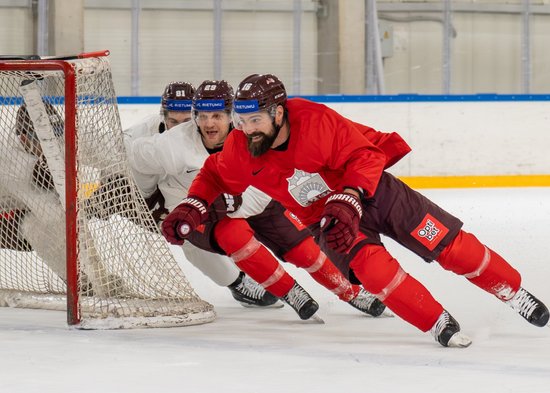 Foto: Latvijas hokejisti jautrā noskaņojumā gatavojas turnīram Vācijā