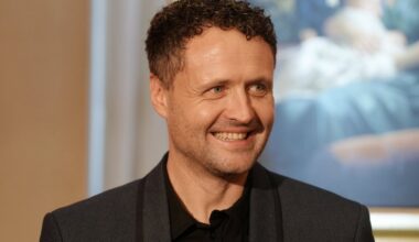 Kinorežisors Dzintars Dreibergs un viņa mīļotā Emīlija Grinberga ir pirmdzimtā gaidībās