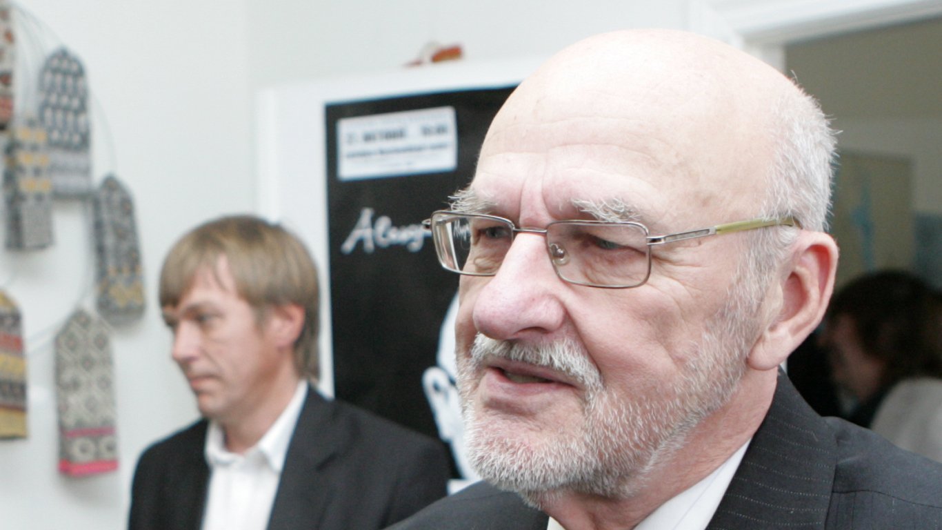 Miris slavenais latviešu grafiķis Gunārs Krollis. Mazmeita izsaka sirsnīgu aicinājumu — Santa