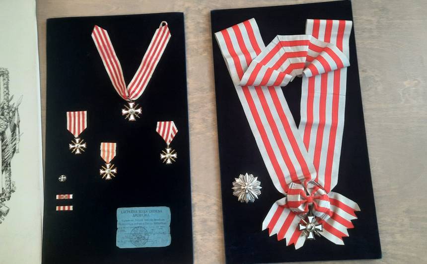 Izstāde valsts svētku noskaņās. Retā iespēja apskatīt Lāčplēša Kara ordeņu komplektu — Santa