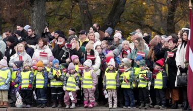 Priecīgi rīdzinieki vēro svinīgo godasardzes maiņas ceremoniju