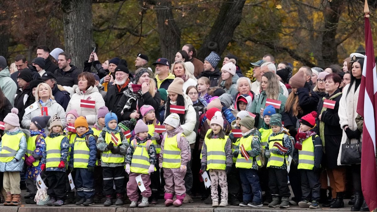 Priecīgi rīdzinieki vēro svinīgo godasardzes maiņas ceremoniju