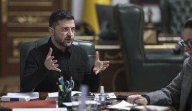 Situācija ir grūta, taču krieviem pēdējās dienās nav panākumu Pokrovskā, apgalvo Zelenskis