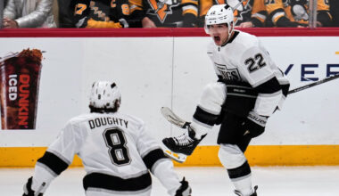 Vecmeistari rāda piemēru, Fiala žilbina, karaļi pēdējā trešdaļā noskrien pingvīnus – Hokejs – Sportacentrs.com