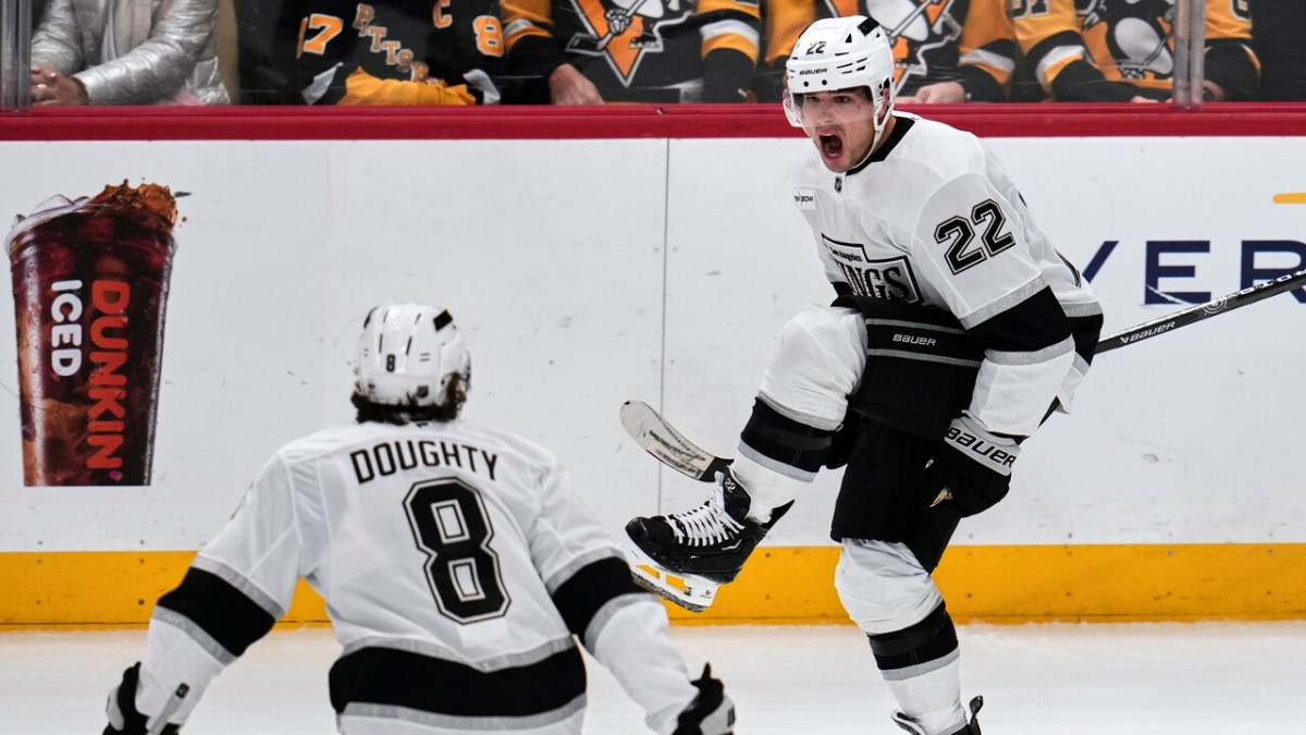 Vecmeistari rāda piemēru, Fiala žilbina, karaļi pēdējā trešdaļā noskrien pingvīnus – Hokejs – Sportacentrs.com