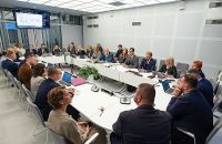 Saeimas deputāti mudina parlamentu taupīt vairāk