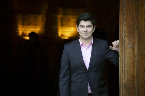 Rīgā uzstāsies "dēmoniskais pianists" Bēhzods Abduraimovs