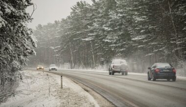 Sniega un apledojuma dēļ daudzviet Latvijā apgrūtināta braukšana