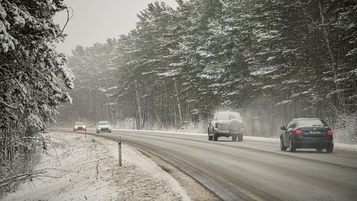Sniega un apledojuma dēļ daudzviet Latvijā apgrūtināta braukšana