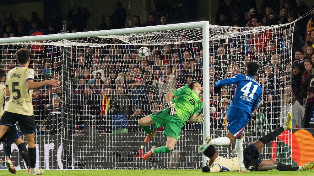 "Barcelona" Londonā iesit savos un paliek mazākumā, "City" zaudē mājās – Futbols – Sportacentrs.com