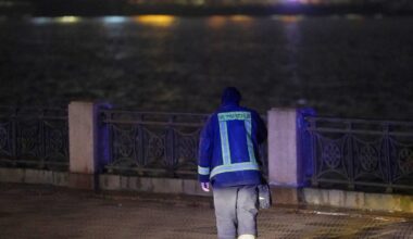 VUGD skaidro sarežģījumus, mēģinot izcelt Daugavā iebraukušo automašīnu - Delfi