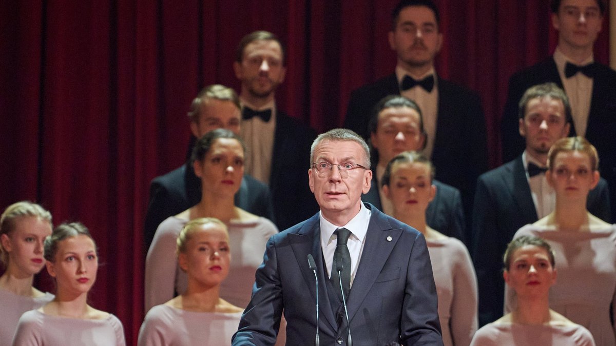 mūsu brīvības gaisma nāk no rietumiem, nevis austrumiem