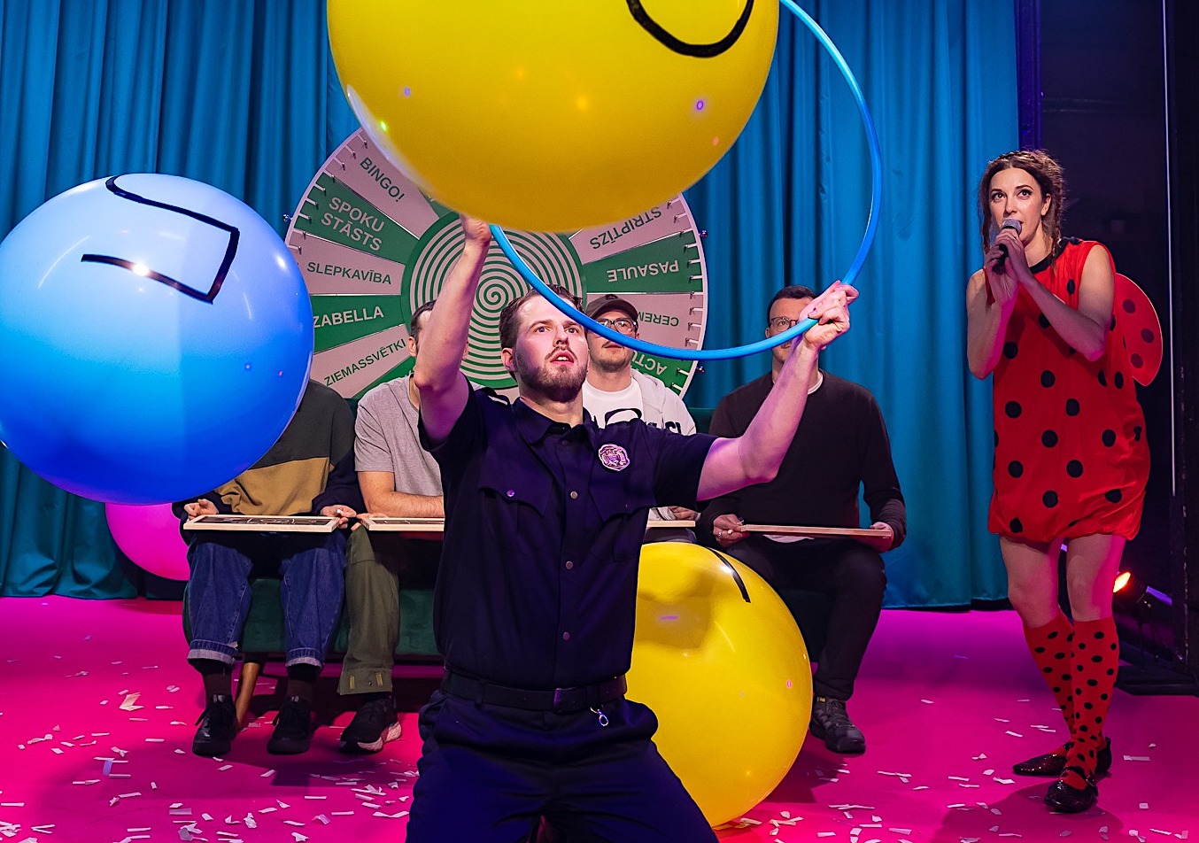 Skats no izrādes "Viss bumbās" // Foto – Agnese Zeltiņa
