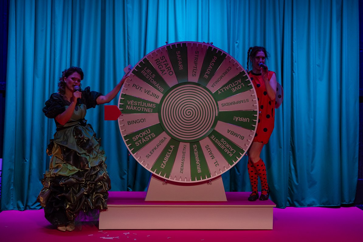 Skats no izrādes "Viss bumbās" // Foto – Agnese Zeltiņa