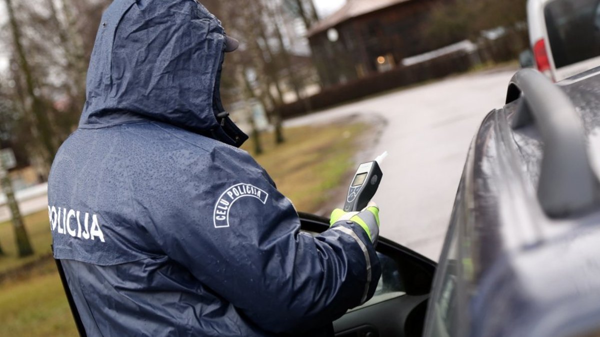 Sestdien ceļu satiksmes negadījumos cietuši deviņi cilvēki; pieķerti vairāki dzērājšoferi