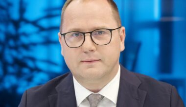 80 vadošām pašvaldību amatpersonām piešķirta pieeja valsts noslēpumam; Helmanim vēl darbnespēja