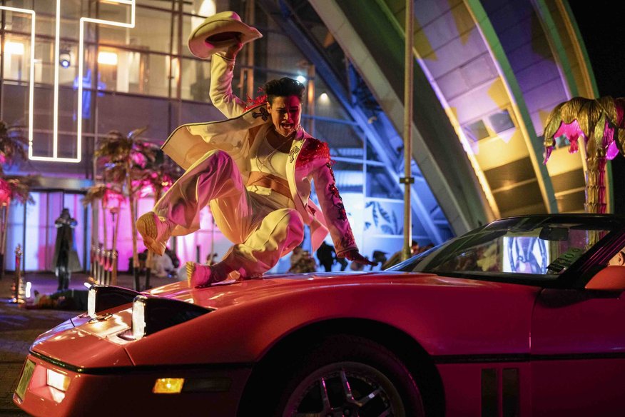 Vienkāršā cilvēka cīņa pret sistēmu piedzīvojumu filmā "Skrienošais cilvēks"