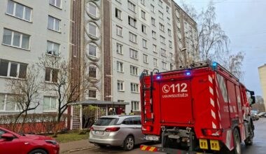 Šorīt ugunsgrēkā deviņstāvu mājā divi cilvēki gājuši bojā, astoņi izglābti