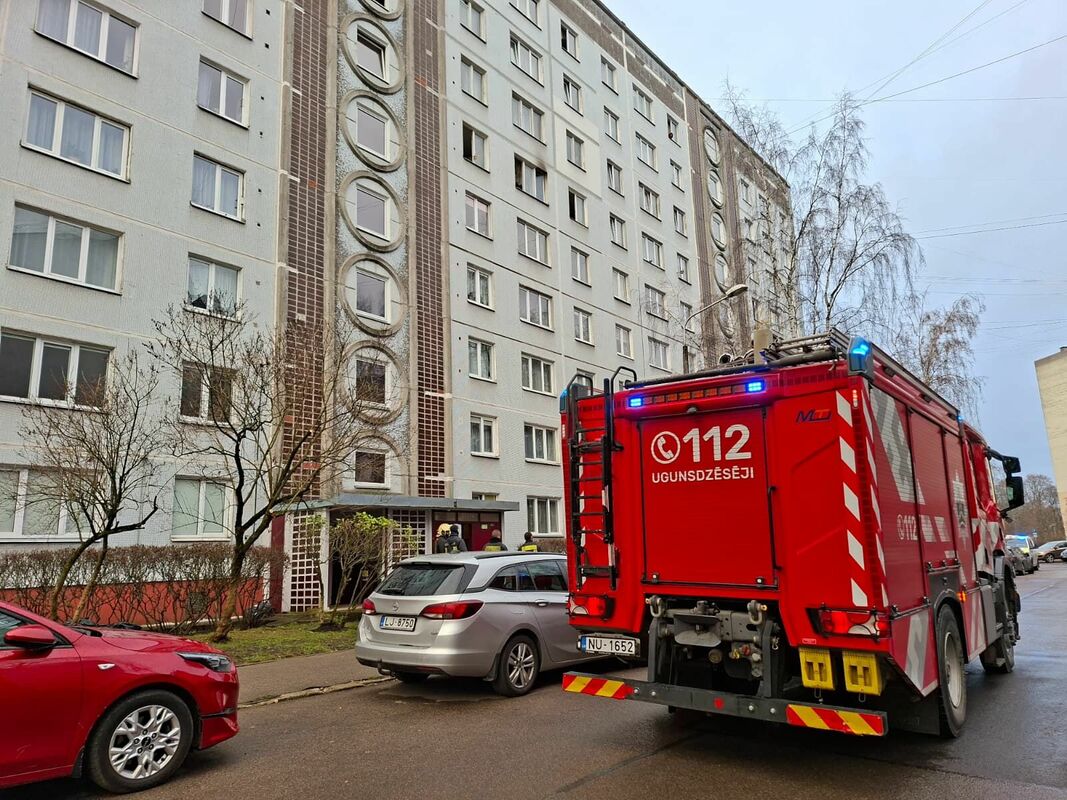 Šorīt ugunsgrēkā deviņstāvu mājā divi cilvēki gājuši bojā, astoņi izglābti