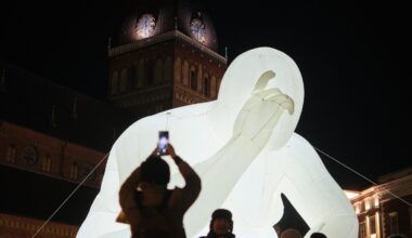 Šķeļ tumsu un pārsteidz rīdziniekus. Galvaspilsētā spoži iemirdzas "Staro Rīga" objekti