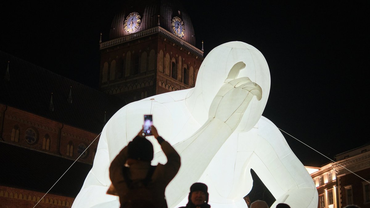 Šķeļ tumsu un pārsteidz rīdziniekus. Galvaspilsētā spoži iemirdzas "Staro Rīga" objekti