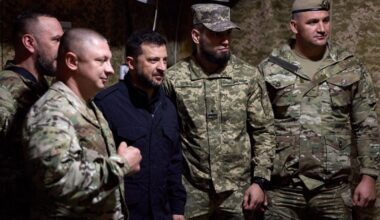 Dronu triecienā aizsvilināta viena no lielākajām naftas rūpnīcām Krievijā