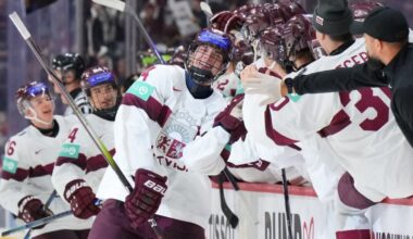 Latvijas jaunie hokeja talanti tiek slavēti NHL drafta prognozēs