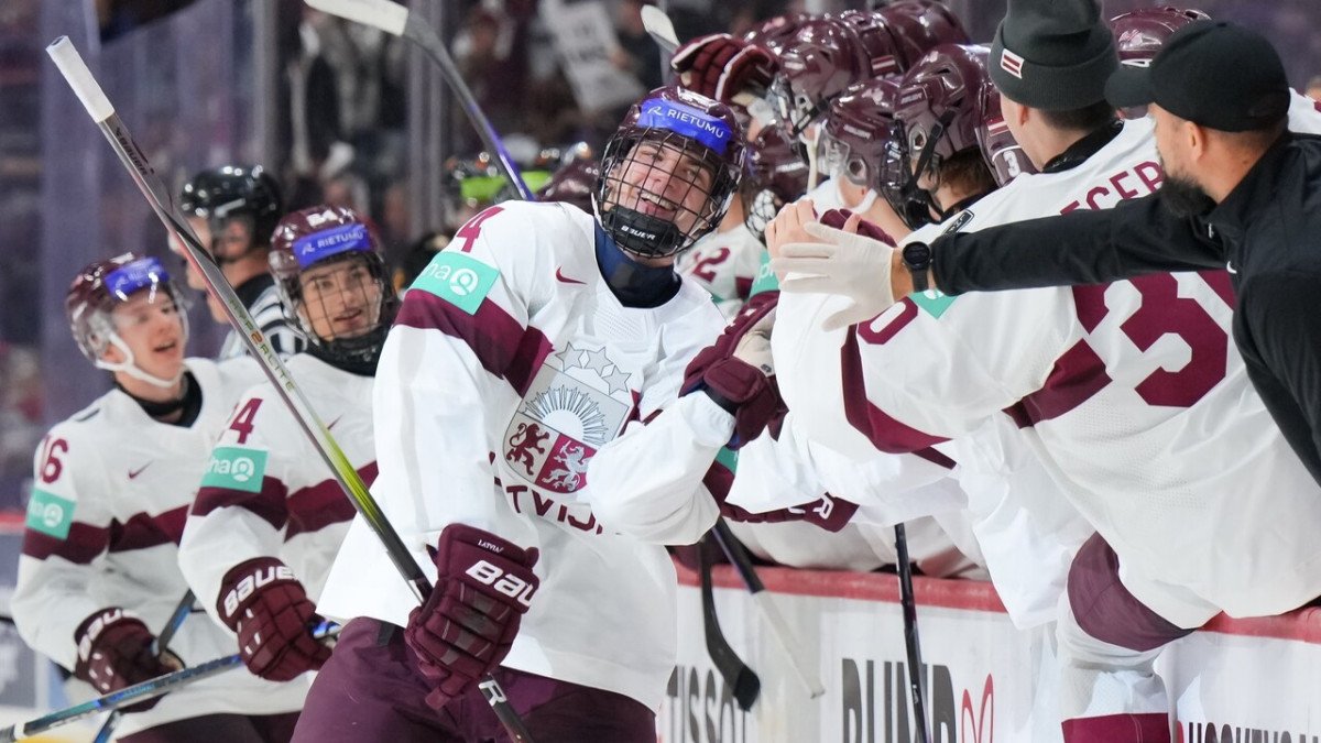 Latvijas jaunie hokeja talanti tiek slavēti NHL drafta prognozēs