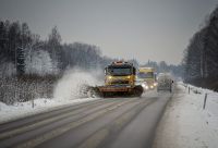 Autoceļi sniegoti un apledo, daudzviet apgrūtināti braukšanas apstākļi, tostarp Pierīgā - Apriņķis