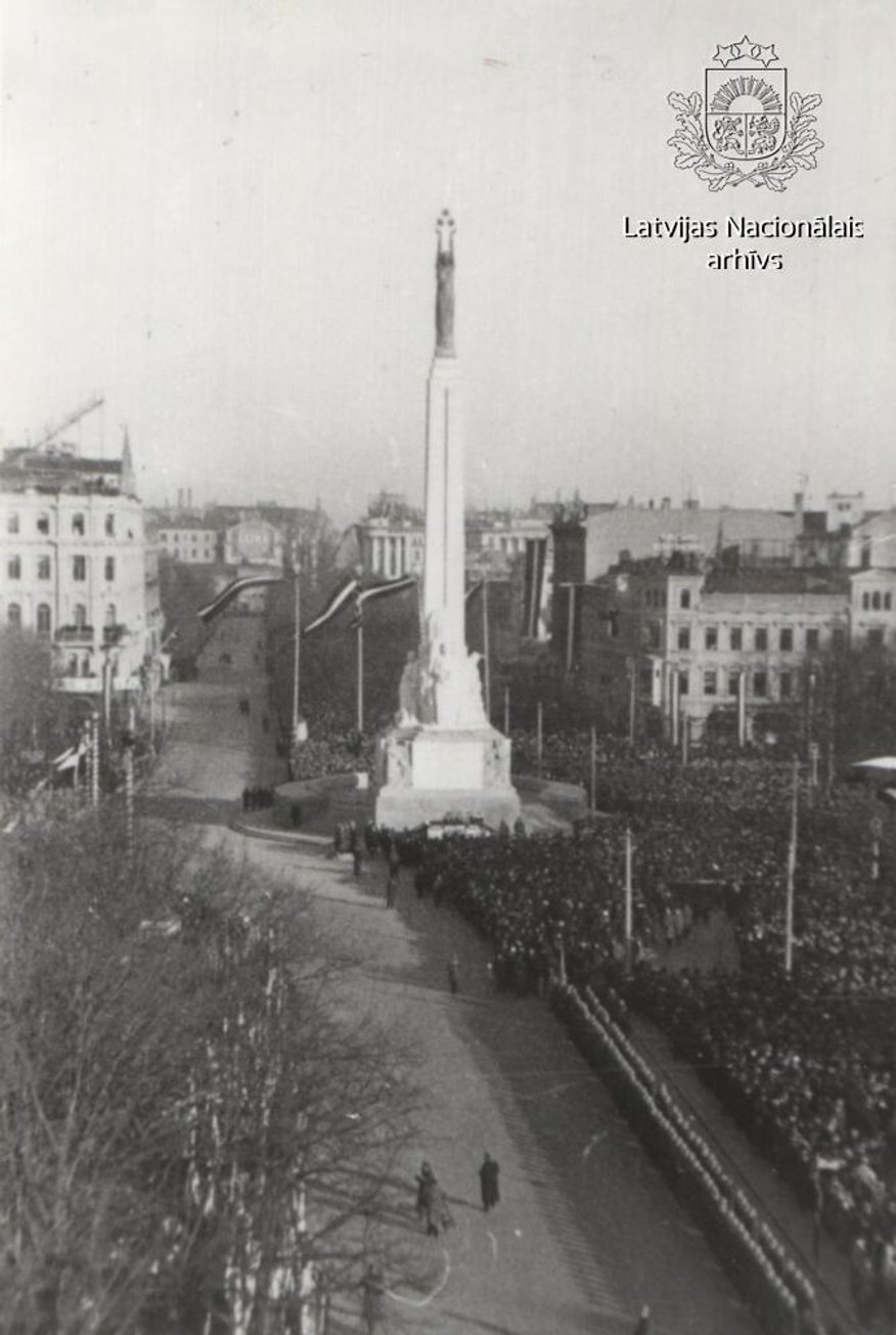 Arhīva foto: Kā pirms 90 gadiem tapa Brīvības piemineklis