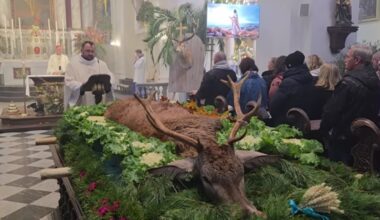 Svaigi nomedīts briedis pie altāra – mednieku svētki Skaistkalnē raisa asas diskusijas