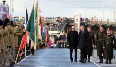 Stalti karavīri un priecīgi rīdzinieki – aizvadīta svētku militārā parāde krastmalā