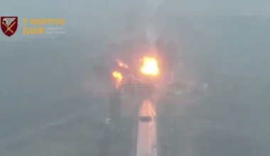 Ukrainas iznīcinātājs, bombardē un bloķē okupantu ceļu uz karsto punktu; krievu pašnāvnieki spridzinātāji bezspēcīgi