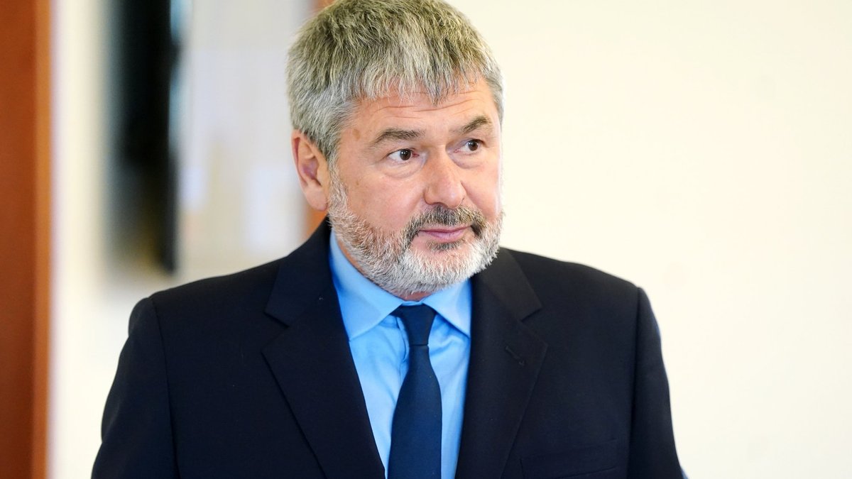 Magoņa kukuļošanas lietā apsūdzētais Osinovskis "klauvējis" pie prokuratūras durvīm, vēsta raidījums