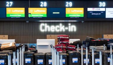 Kontrabandas balonu dēļ atkal pārtraukta satiksme Viļņas lidostā