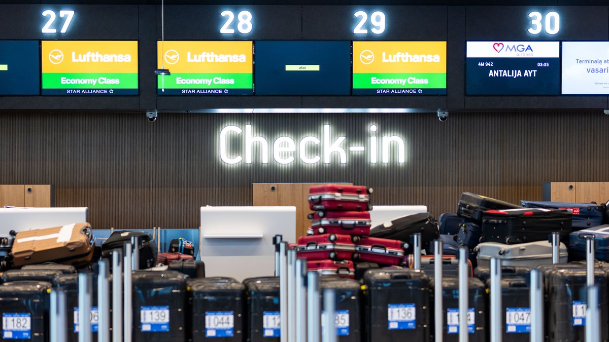 Kontrabandas balonu dēļ atkal pārtraukta satiksme Viļņas lidostā