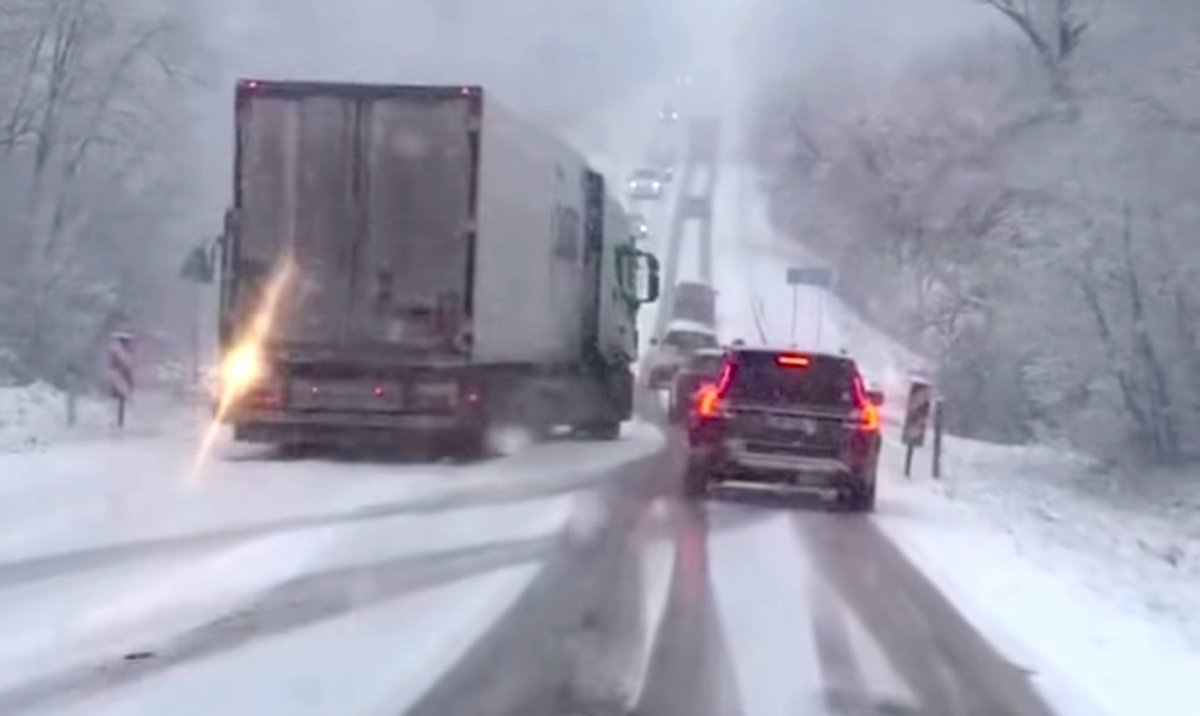 Uz Siguldas šosejas notikusi autobusa un kravas auto sadursme