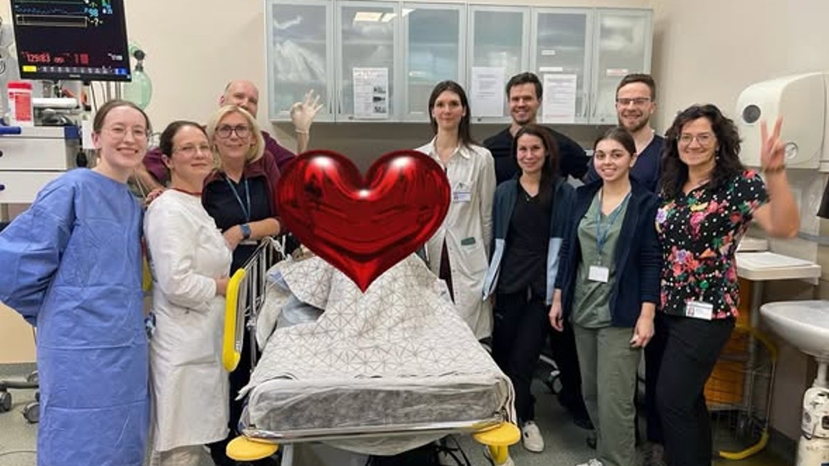 Ārpus klīnikas ikdienas. RAKUS mediķi pieņēmuši dzemdības