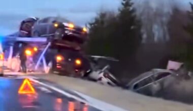 Uz Liepājas šosejas avarējis auto treileris – pilns grāvis vesto automašīnu