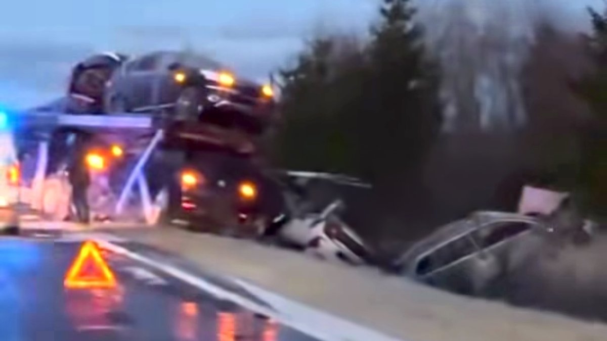 Uz Liepājas šosejas avarējis auto treileris – pilns grāvis vesto automašīnu