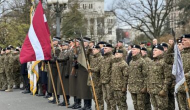 Brīvības laukumā aizvadīta svinīgā godasardzes maiņas ceremonija