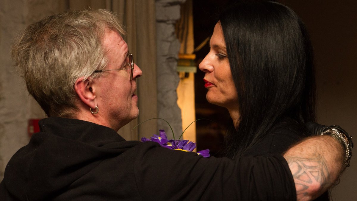 ar Aniju tiekas reizi nedēļā