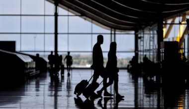 Ceļotāji ar koferiem lidostas uzgaidāmajā telpā. Attēls ilustratīvs.