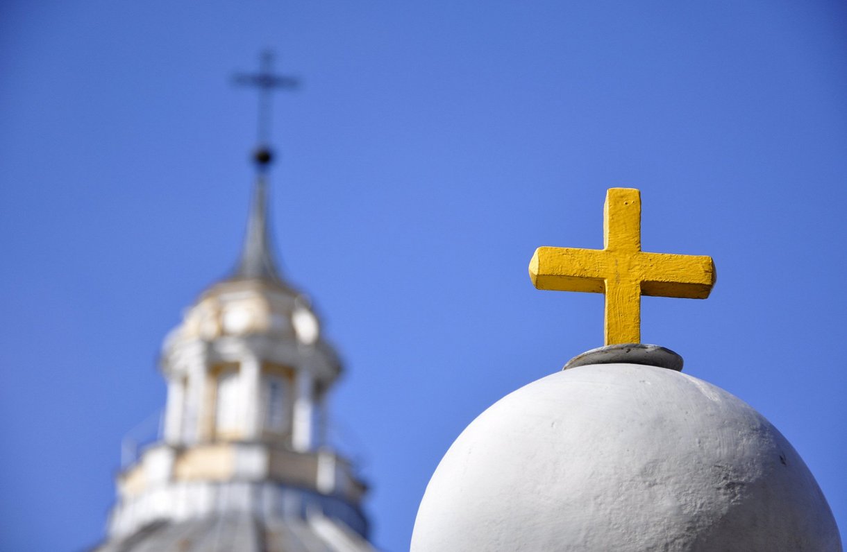 Romas katoļu baznīcas tornis un krusts. Attēls ilustratīvs.