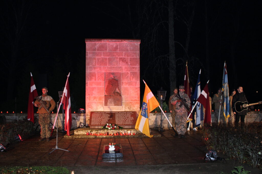 Smiltenē Lāčplēša dienā – svētbrīdis un lāpu gājiens
