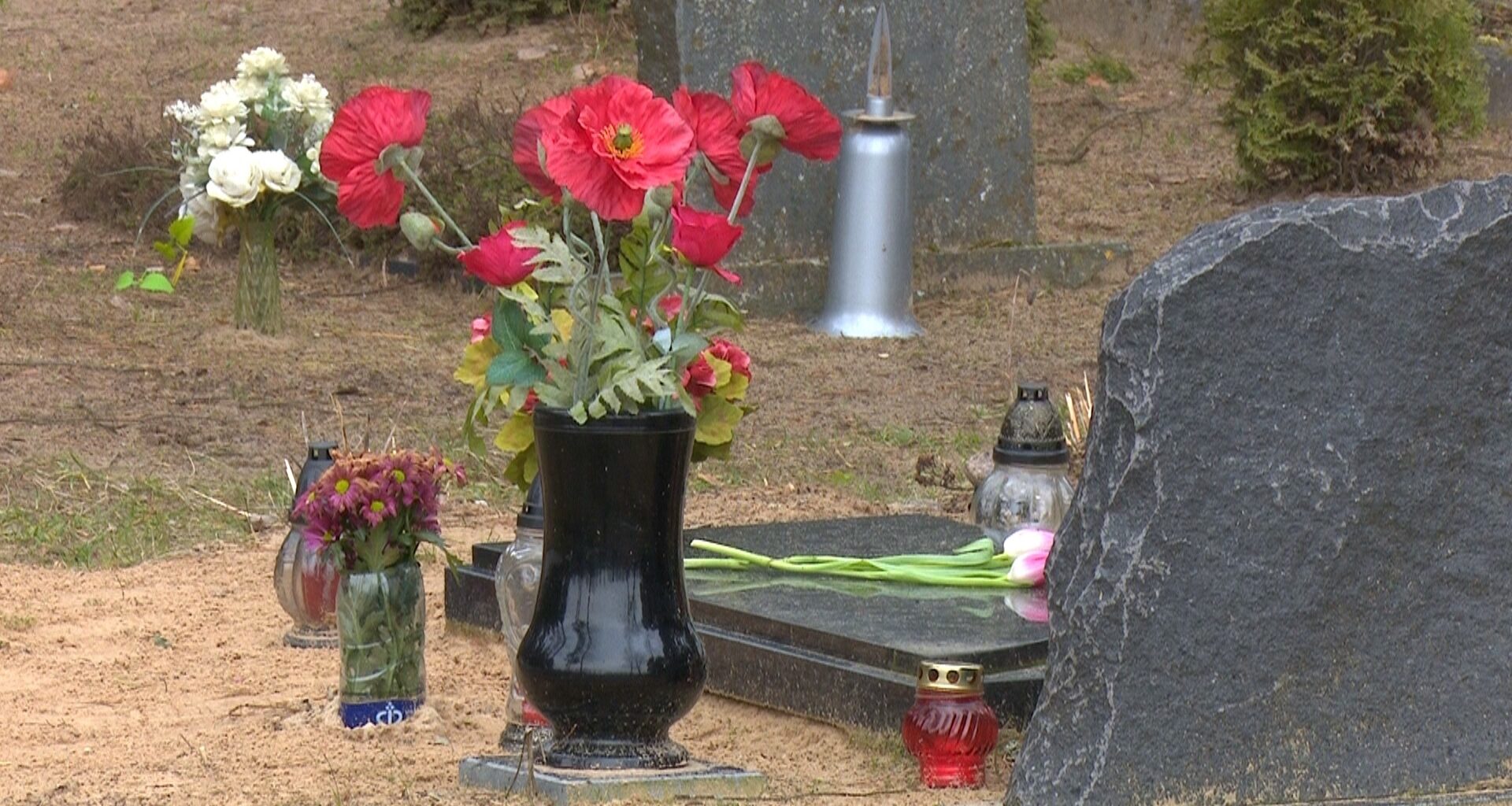 Svaiga kopiņa blakus Rusiņa noslepkavotās sievietes kapam atgādina par smago noziegumu / Jēkabpils Laiks: Jēkabpils ziņas