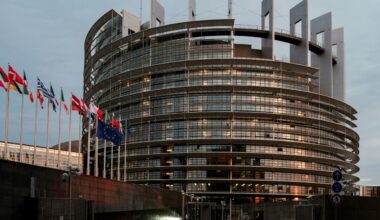 Brisele solidarizējas ar Lietuvu, tomēr Minskai sankcijas nepiemēro -