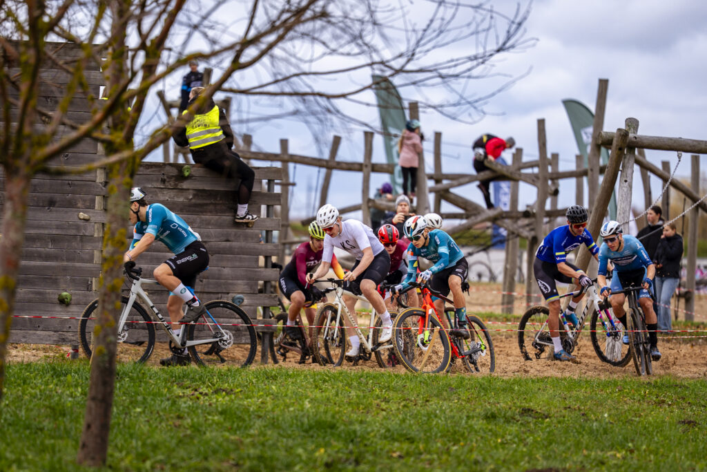 Kaļveršs mājas trasē skaistā duelī pārspēj Bogdanoviču un kļūst par LČ CX velokrosā